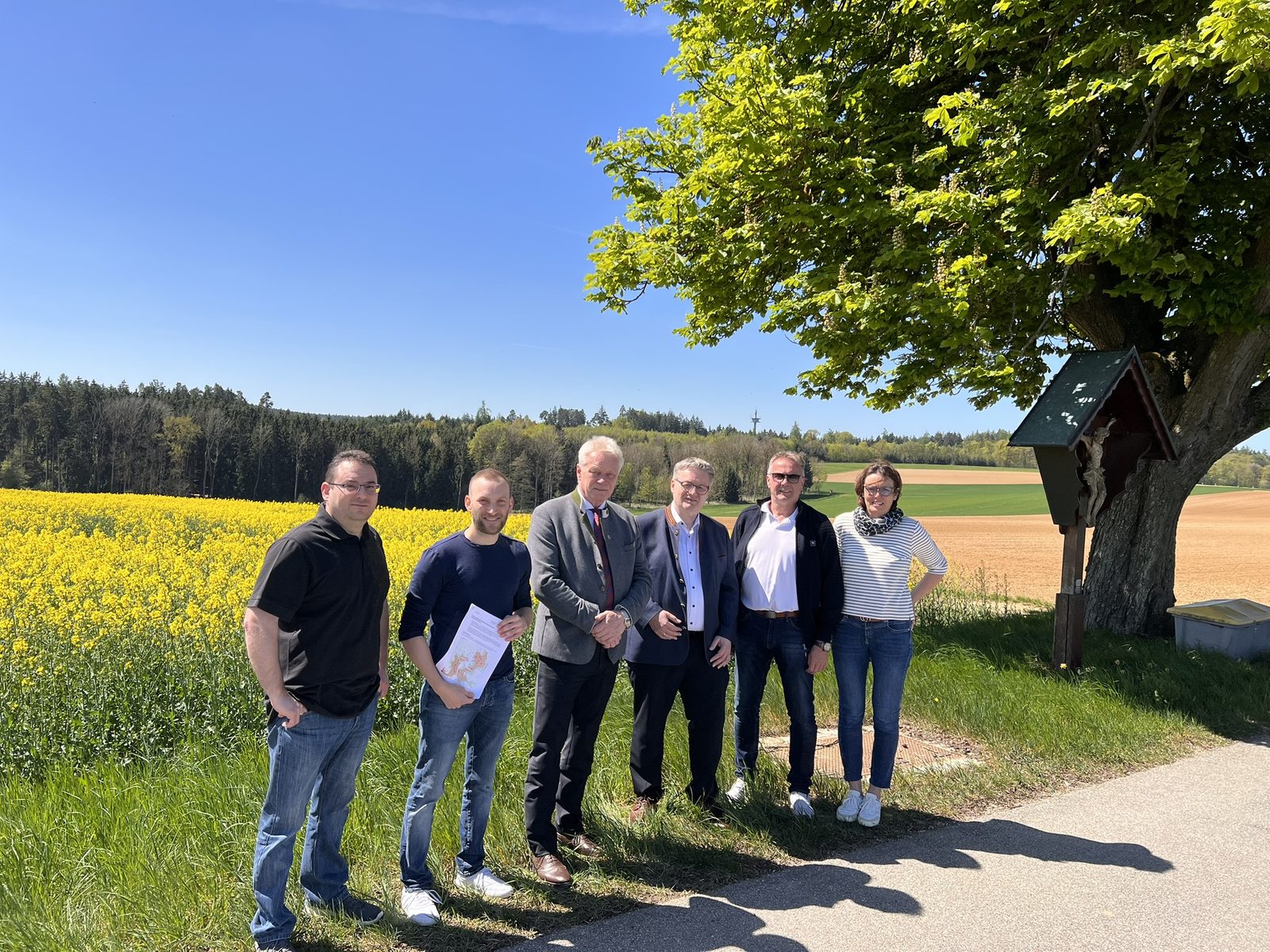 MdB Alois Rainer bei der Begehung der geplanten Windpark-Fläche rund um Franken-Neuhofen